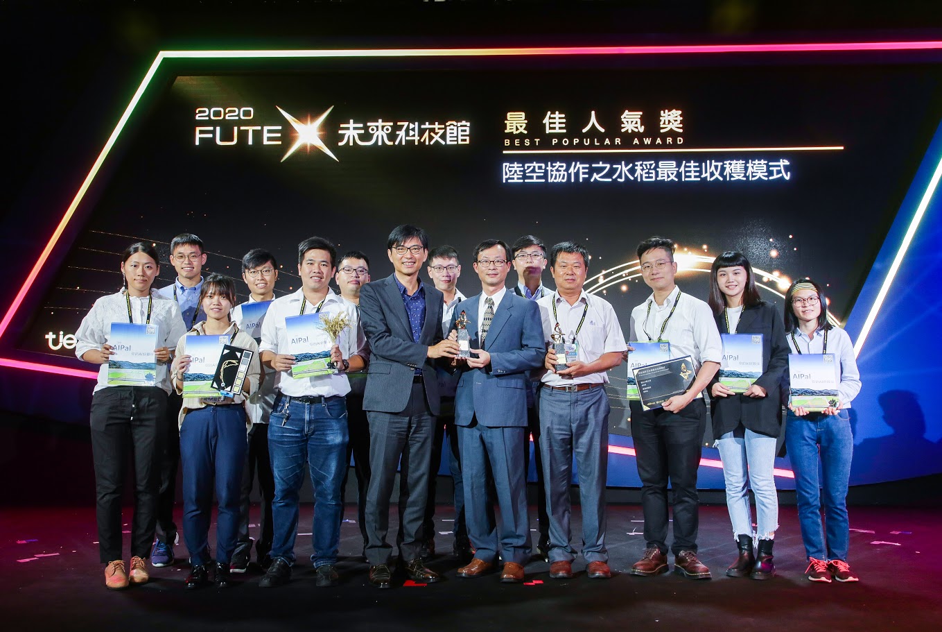 Pair中心楊明德團隊以 陸空協作之水稻最佳收獲模式 獲科技部未來科技獎及最佳人氣獎 交通大學人工智慧普適研究中心